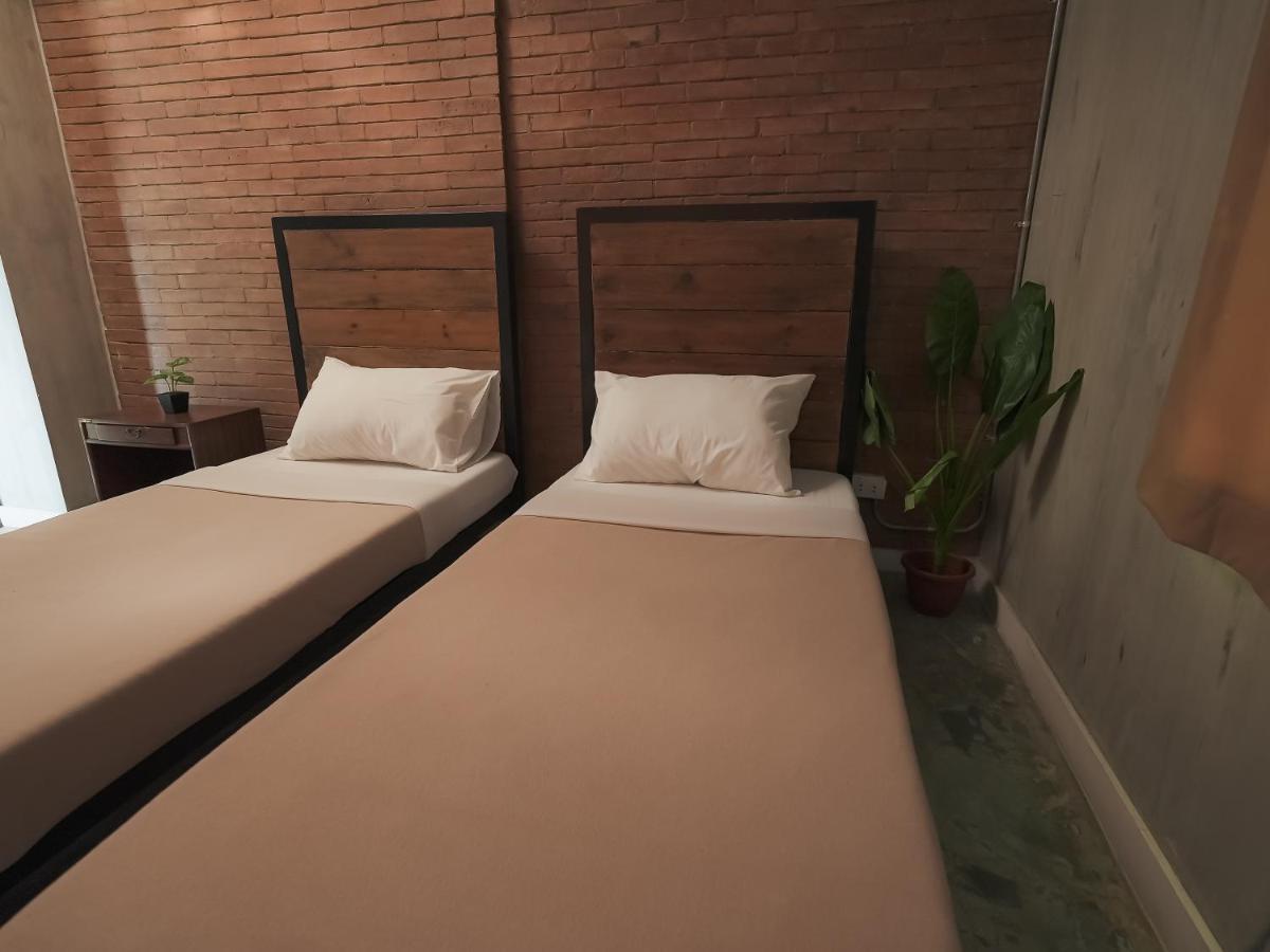 Connector Hostel Makati City Exteriör bild